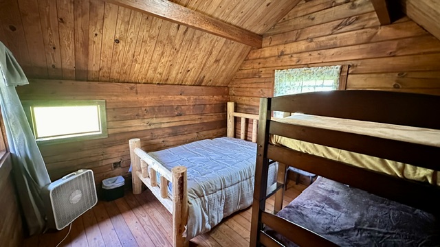 Glamping Cabin with a bunk bed and double bed